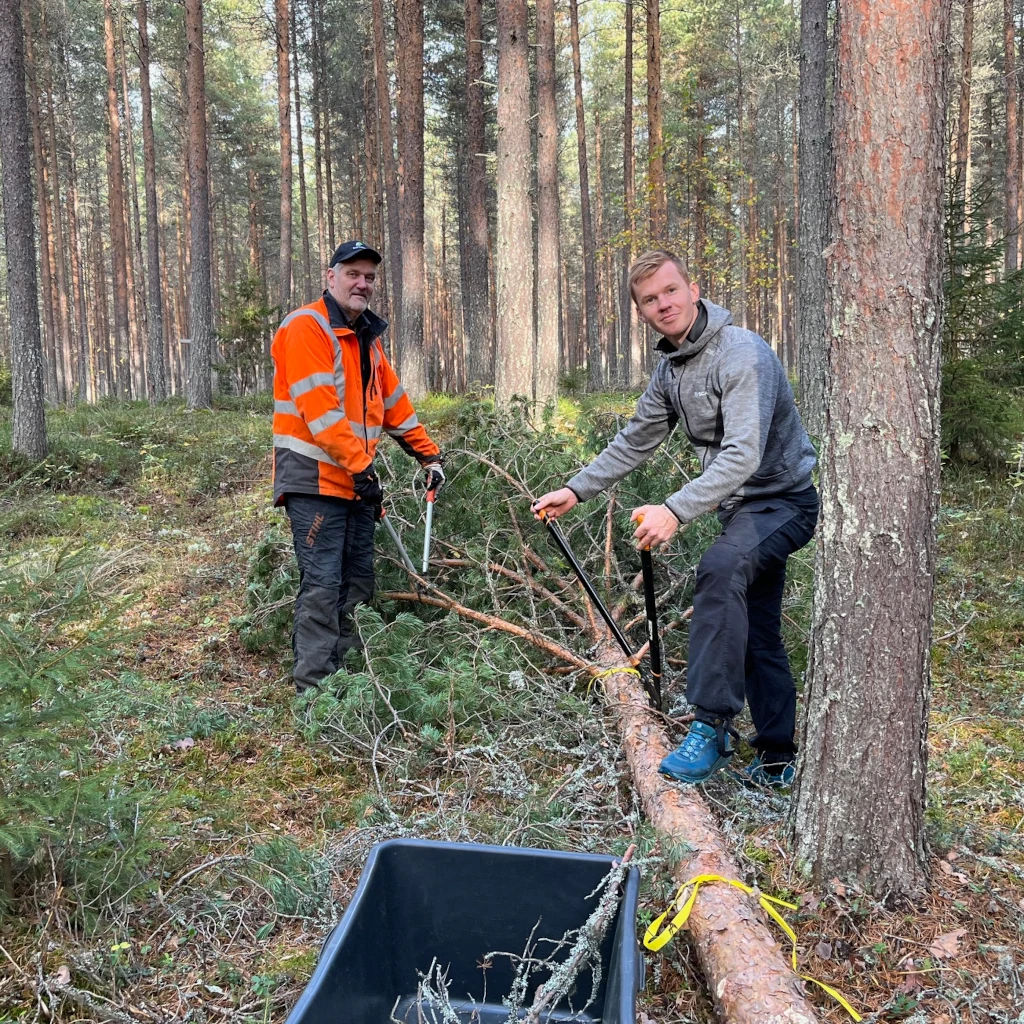 Mikael Holmlund and Erik Strand collecting biomass in the field. Taken by Ulla Nylander